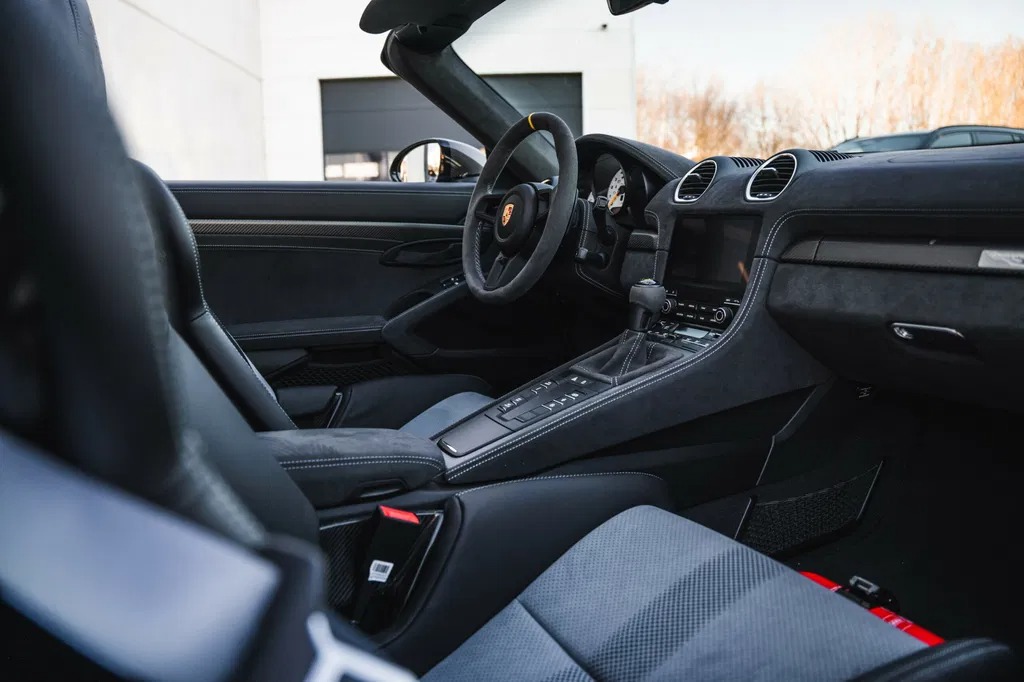 Porsche 718 Spyder RS Interior 6