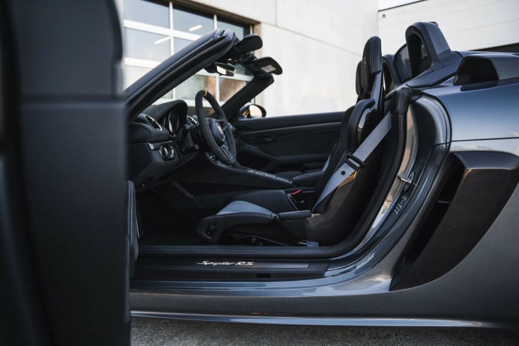 Porsche 718 Spyder RS Interior 7